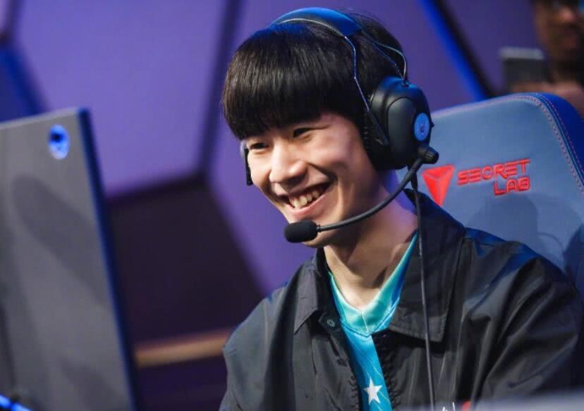 LPL 主持人席冉分享了2014 MSI决赛采访归还图片：再见成都，再见2025年的MSI