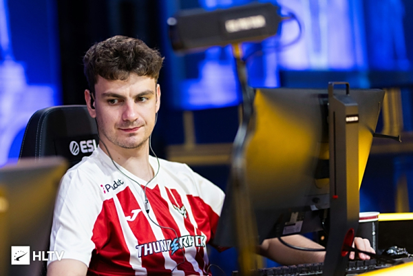 英雄联盟比赛：输了比赛，竟有粉丝追到网易云音乐去骂？